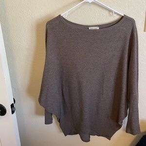 Story size M bat wing sleeves